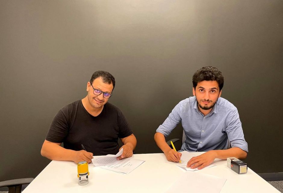 Signing an agreement with Radio Do FM Signing an agreement with Radio Do FM