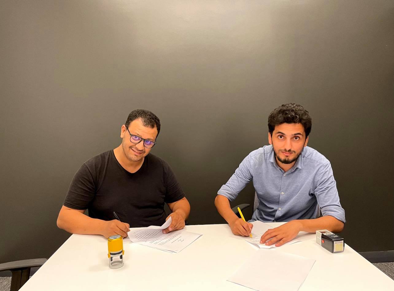 Signing an agreement with Radio Do FM 