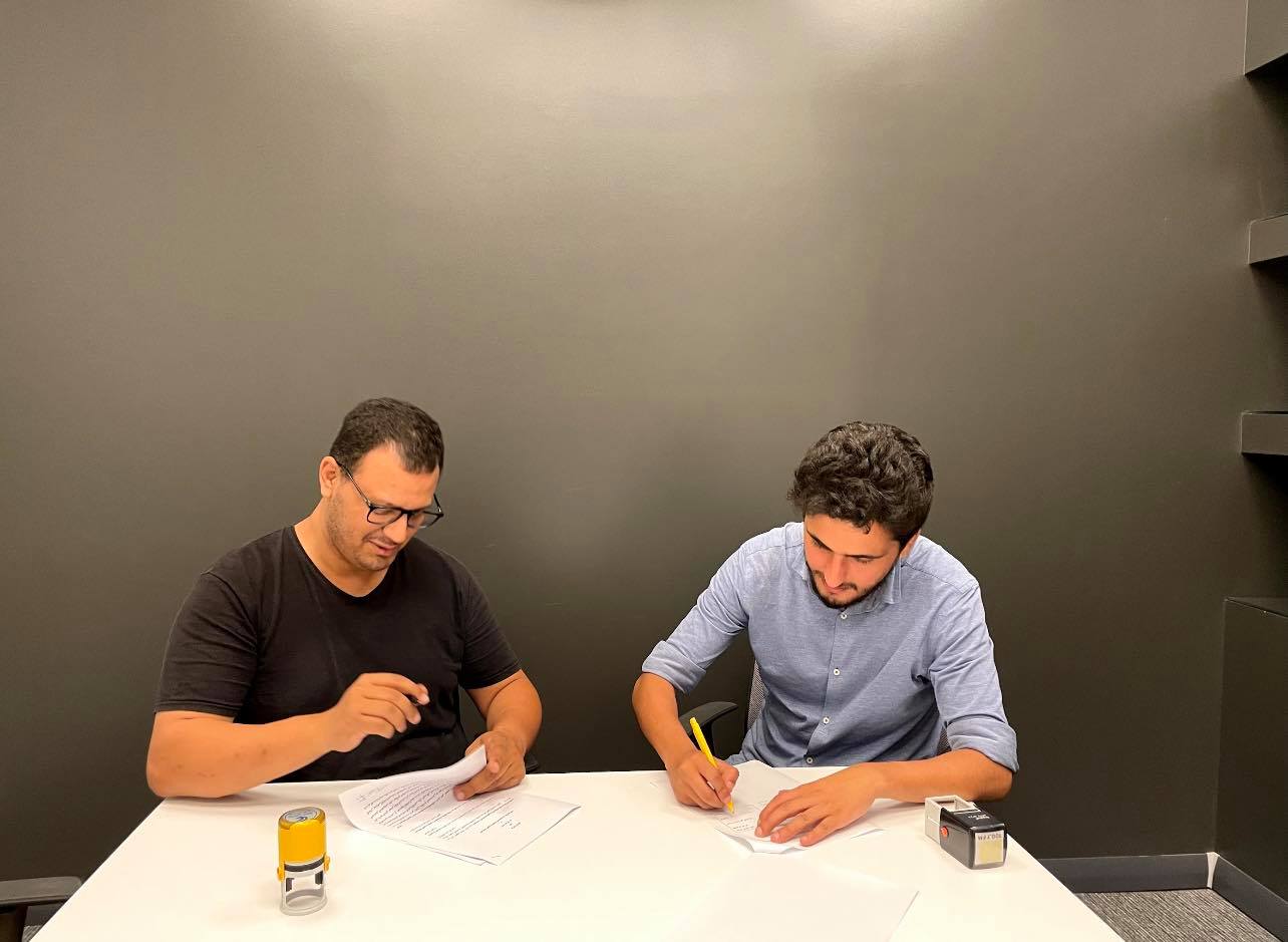 Signing an agreement with Radio Do FM 
