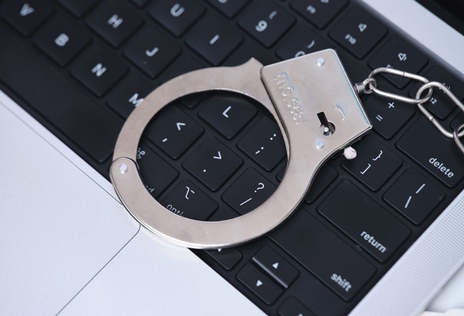 جلسة حوارية لمراجعة مسودة قانون الجرائم الإلكترونية جلسة حوارية لمراجعة مسودة قانون الجرائم الإلكترونية - المؤسسة الليبية للتقنية