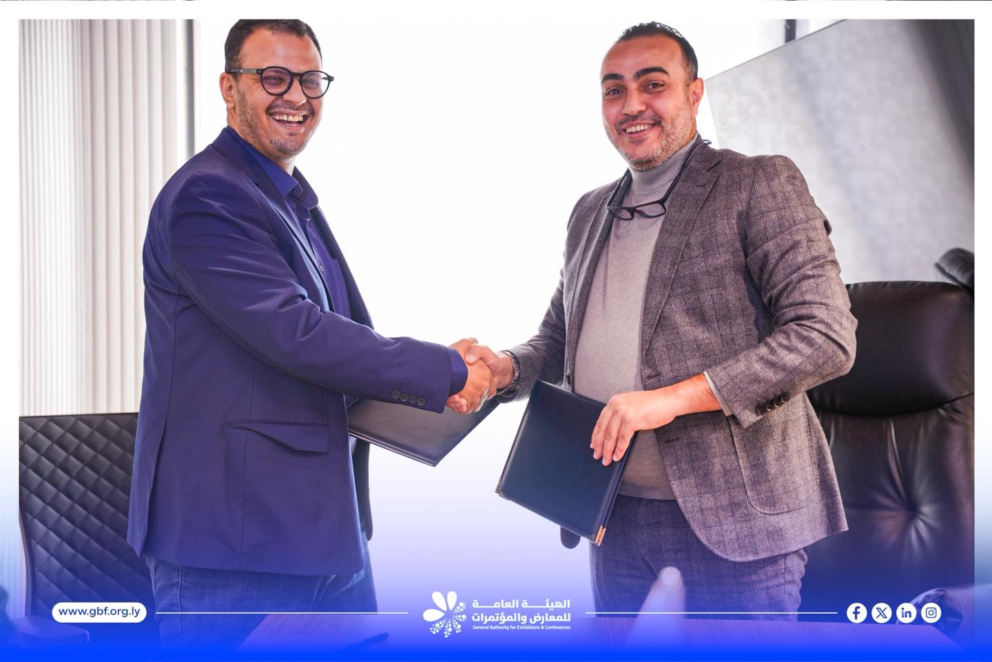 رئيس مجلس إدارة المؤسسة الليبية للتقنية أمين صالح ورئيس الهيئة العامة للمعارض عصام العول أثناء توقيع اتفاق التعاون المشترك في طرابلس