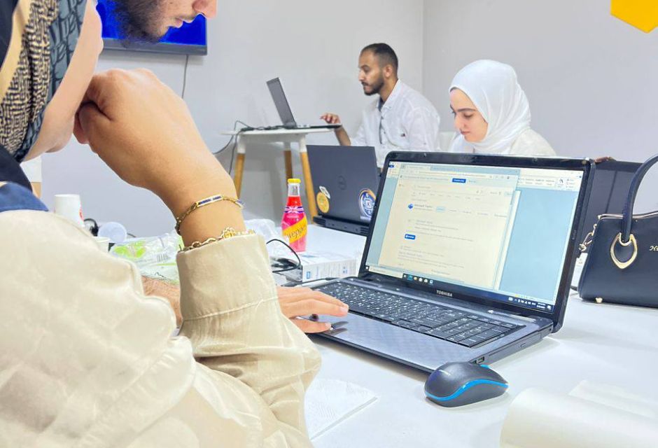تمكين الشباب: متدربو المؤسسة الليبية للتقنية يقودون ورشة تدريبية مع زدني علماً