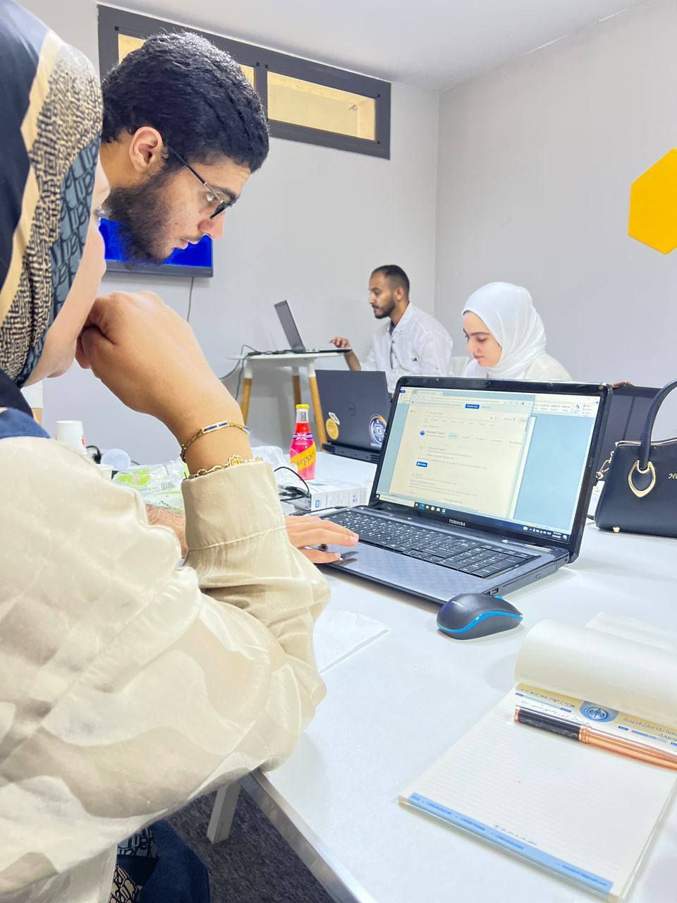 تمكين الشباب: متدربو المؤسسة الليبية للتقنية يقودون ورشة تدريبية مع زدني علماً